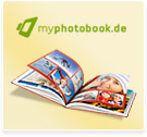 Geöffnetes Fotobuch mit Erinnerungsfotos in Hochglanz