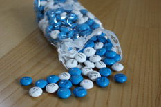 Kleine weiße und blaue Linsen am Boden verteilt